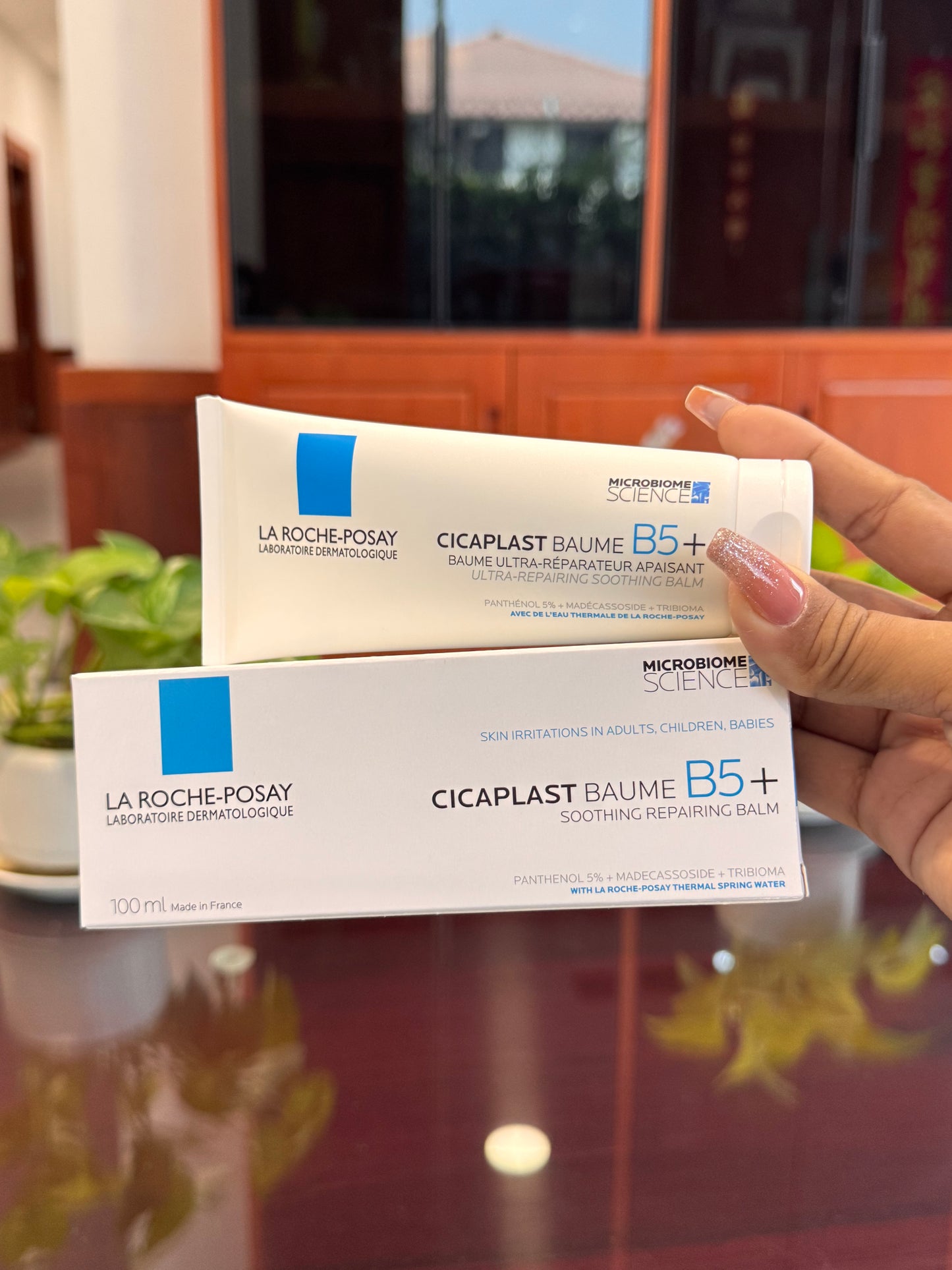 
                  
                    La Roche- Posay B5+ Balm 100ml
                  
                