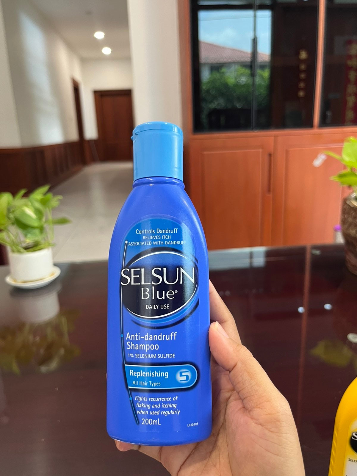 
                  
                    Ausi Selsun Shampoo -200ml
                  
                